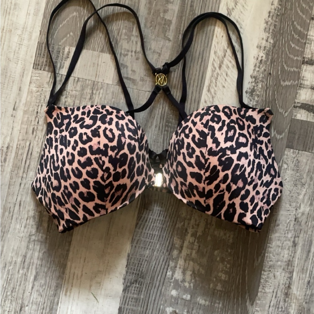 VS front closure push up bra. Super cute but doesn’t fit so never worn.